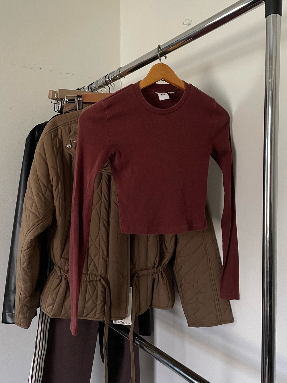 3/$15 Aritzia Long-Sleeve Crewneck Crop Top